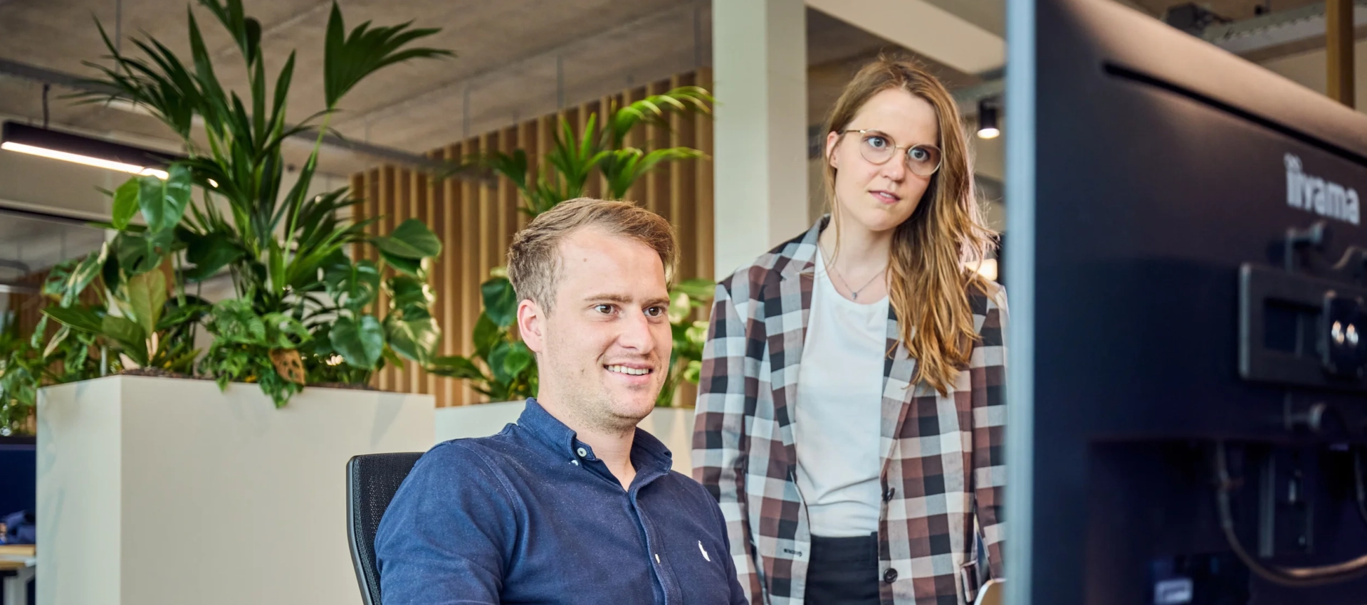 Salesforce consultants aan het werk achter de computer